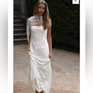 Chic Ivory Dress with Removable Cape